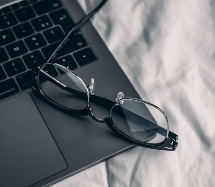 Notebook com caderno e óculos